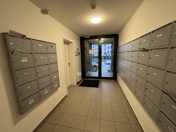 zádveří domu - Prodej bytu 2+kk v osobním vlastnictví 48 m², Praha 10 - Uhříněves