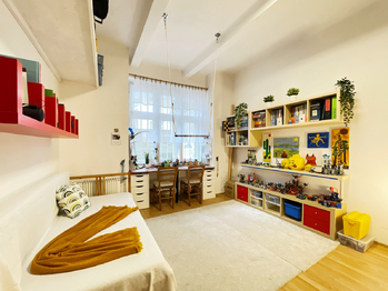 Pokoj - Vršovické náměstí - Prodej bytu 1+1 v osobním vlastnictví 42 m², Praha 10 - Vršovice