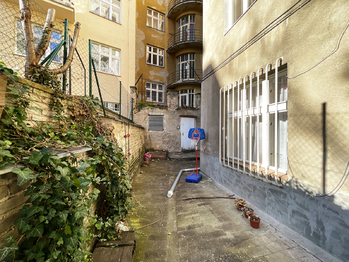 Dvůr - Vršovické náměstí - Prodej bytu 1+1 v osobním vlastnictví 42 m², Praha 10 - Vršovice