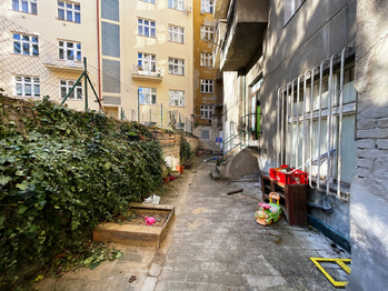 Dvůr - Vršovické náměstí - Prodej bytu 1+1 v osobním vlastnictví 42 m², Praha 10 - Vršovice