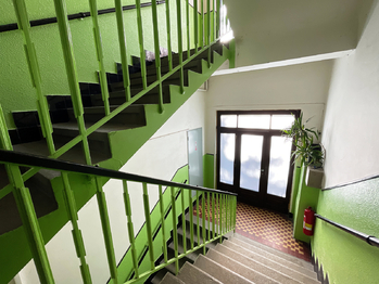 Schodiště - Vršovické náměstí - Prodej bytu 1+1 v osobním vlastnictví 42 m², Praha 10 - Vršovice