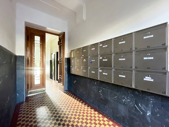 Vstup - Vršovické náměstí - Prodej bytu 1+1 v osobním vlastnictví 42 m², Praha 10 - Vršovice