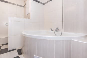 koupelna - Prodej bytu 3+1 v družstevním vlastnictví 77 m², Hradec Králové