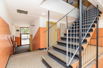 chodba domu - Prodej bytu 3+1 v družstevním vlastnictví 77 m², Hradec Králové