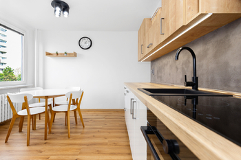 kuchyňská linka - Prodej bytu 3+1 v družstevním vlastnictví 77 m², Hradec Králové