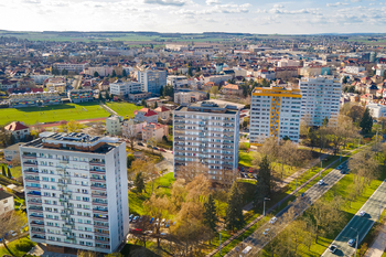 pohled na dům - Prodej bytu 3+1 v družstevním vlastnictví 77 m², Hradec Králové