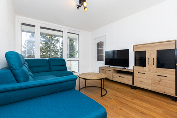 obývací pokoj - prodává se BEZ nábytku - Prodej bytu 3+1 v družstevním vlastnictví 77 m², Hradec Králové