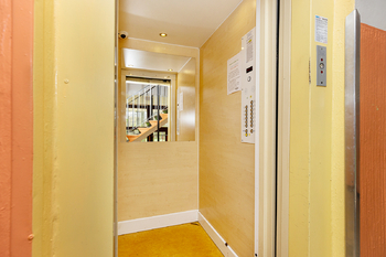 výtah v domě - Prodej bytu 3+1 v družstevním vlastnictví 77 m², Hradec Králové