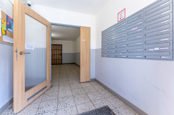 vstup do domu - Prodej bytu 2+kk v osobním vlastnictví 43 m², Praha 5 - Stodůlky