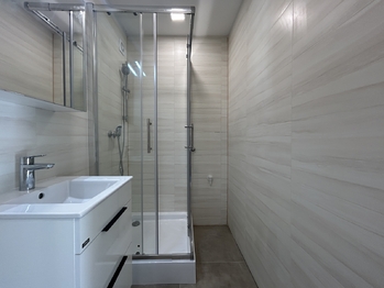 Koupelna - Pronájem bytu 1+1 v osobním vlastnictví 31 m², Nymburk