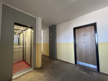 Chodba s výtahem - Pronájem bytu 1+1 v osobním vlastnictví 31 m², Nymburk