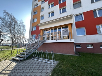 Vchod do domu - Pronájem bytu 1+1 v osobním vlastnictví 31 m², Nymburk