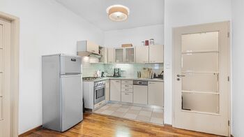 Pohled z obývacího pokoje na kuchyňskou linku - Pronájem bytu 2+kk v osobním vlastnictví 50 m², Praha 7 - Bubeneč