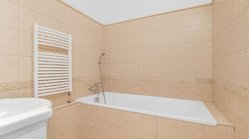 Koupelna s vanou - Pronájem bytu 2+kk v osobním vlastnictví 50 m², Praha 7 - Bubeneč