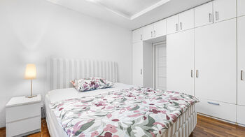 Ložnice bytu s vestavěnými skříněmi - Pronájem bytu 2+kk v osobním vlastnictví 50 m², Praha 7 - Bubeneč