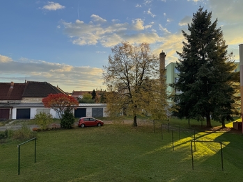 výhled z obýváku a kuchyně - Pronájem bytu 3+1 v osobním vlastnictví 72 m², Netolice