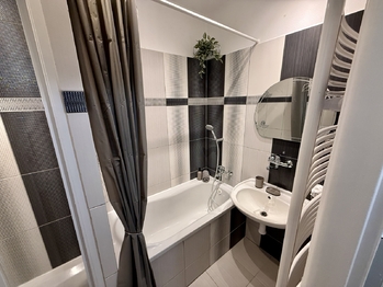 V koupelně je vana i sprcha a prostor na pračku - Pronájem bytu 3+1 v osobním vlastnictví 72 m², Netolice