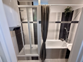 V koupelně je vana i sprcha a prostor na pračku - Pronájem bytu 3+1 v osobním vlastnictví 72 m², Netolice