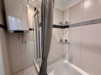 V koupelně je vana i sprcha a prostor na pračku - Pronájem bytu 3+1 v osobním vlastnictví 72 m², Netolice