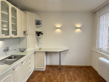 kuchyně vybavená novým sporákem s troubou, digestoří a lednicí - Pronájem bytu 3+1 v osobním vlastnictví 72 m², Netolice