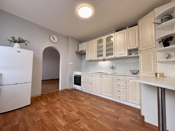 kuchyně vybavená novým sporákem s troubou, digestoří a lednicí - Pronájem bytu 3+1 v osobním vlastnictví 72 m², Netolice