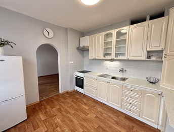 kuchyně vybavená novým sporákem s troubou, digestoří a lednicí - Pronájem bytu 3+1 v osobním vlastnictví 72 m², Netolice