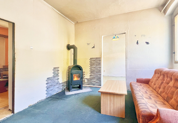 Obývací pokoj s krbovými kamny - Prodej domu 95 m², Jáchymov