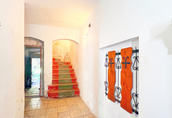 Chodba se schodištěm v 1. NP - Prodej domu 95 m², Jáchymov