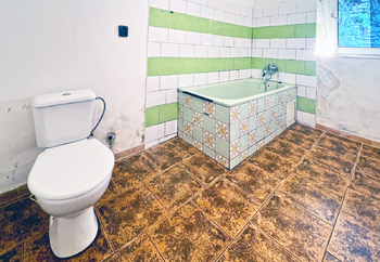 Koupelna s WC - Prodej domu 95 m², Jáchymov
