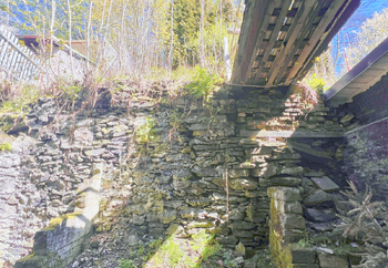 Pohled na dvorek s opěrnou zdí - Prodej domu 95 m², Jáchymov