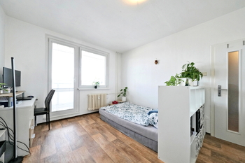 Prostor ložnice/obýváku lze dělit - Prodej bytu 1+1 v osobním vlastnictví 32 m², Praha 9 - Letňany