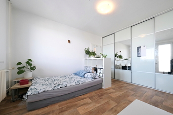 skříně o délce 3,5metru - Prodej bytu 1+1 v osobním vlastnictví 32 m², Praha 9 - Letňany