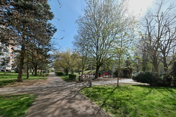 park s dětským hřištěm za domem - Prodej bytu 1+1 v osobním vlastnictví 32 m², Praha 9 - Letňany