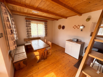 Obytný prostor s jídelním stolem - Prodej chaty / chalupy 25 m², Stráž nad Nisou