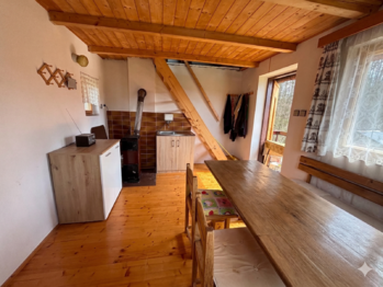 Kuchyňský kout a schodiště - Prodej chaty / chalupy 25 m², Stráž nad Nisou
