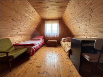 Podkroví ložnice - pohled k oknu - Prodej chaty / chalupy 25 m², Stráž nad Nisou