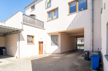 Pohled na vjezd do dvora - Prodej obchodních prostor 61 m², Poděbrady