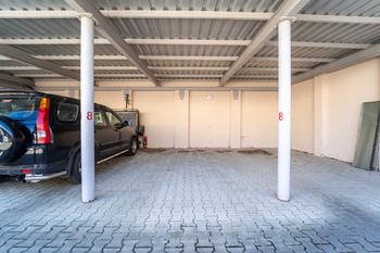 Pohled na kryté parkovací místo ve dvoře - Prodej obchodních prostor 61 m², Poděbrady