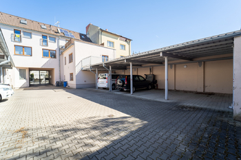 Pohled na kryté parkovací místo ve dvoře - Prodej obchodních prostor 61 m², Poděbrady