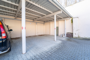Pohled na kryté parkovací místo ve dvoře - Prodej obchodních prostor 61 m², Poděbrady