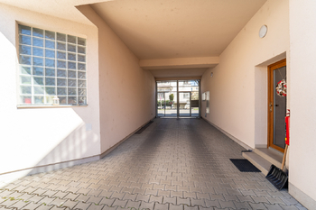 Pohled na vjezd do dvora - Prodej obchodních prostor 61 m², Poděbrady