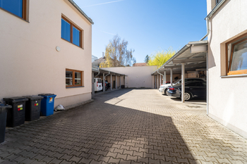 Dvůr s parkovacími místy - Prodej obchodních prostor 61 m², Poděbrady