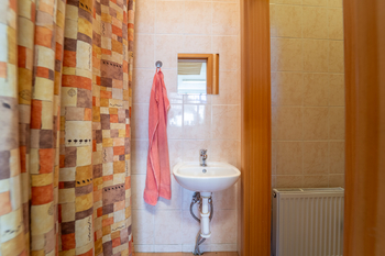 Zázemí prostor s umyvadlem a WC - Prodej obchodních prostor 61 m², Poděbrady