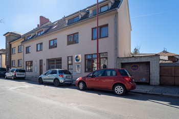 Pohled na dům - Prodej obchodních prostor 61 m², Poděbrady 