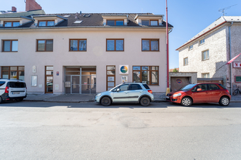 Pohled na dům - Prodej obchodních prostor 61 m², Poděbrady