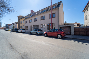 Pohled na dům - Prodej obchodních prostor 61 m², Poděbrady