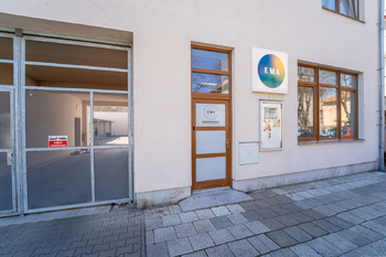 Pohled na nebytový prostor z ulice - Prodej obchodních prostor 61 m², Poděbrady