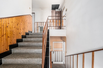 schodiště do 2.patra - Prodej domu 270 m², České Budějovice