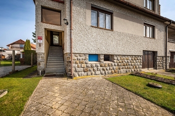 přední vchod a vjezd - Prodej domu 270 m², České Budějovice