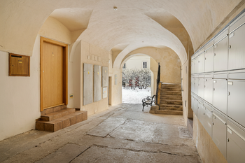Průchod domu - Prodej bytu 4+1 v osobním vlastnictví 118 m², Praha 1 - Malá Strana